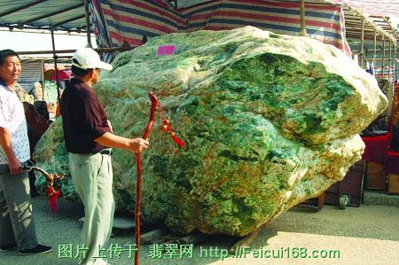 重13吨售价500万 天价翡翠巨石亮相烟台[图]