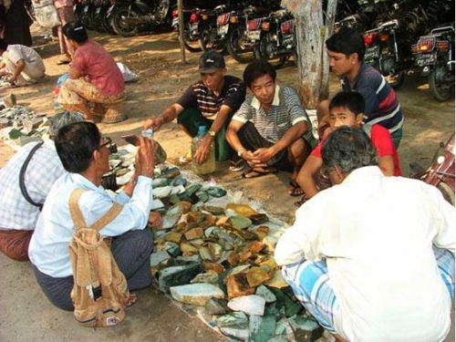 宝石当作白菜卖 探秘缅甸翡翠市场