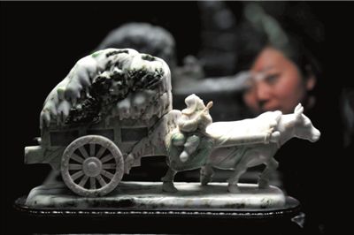 艺术馆传承文化 “雪中送炭”翡翠摆件(图)