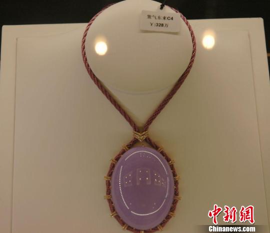 云南高档翡翠鉴赏会开幕为精品量身打造“翡翠护照”
