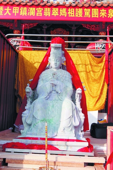 巨型翡翠妈祖来泉祈福