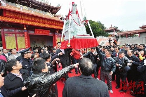 翡翠妈祖赴台 万人护送(组图)