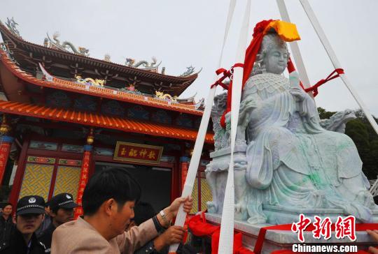 两岸的巨制 双重的传承??访翡翠妈祖像雕刻者