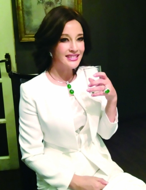 刘晓庆满身翡翠美艳华丽 甜笑凝望露白牙(图)
