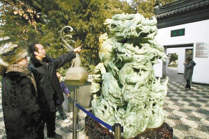 云龙公园展出“九龙戏珠”巨型玉石雕刻