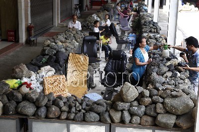 中缅边境云南省瑞丽市翡翠市场进入“冬季”_中国翡翠网新闻中心_