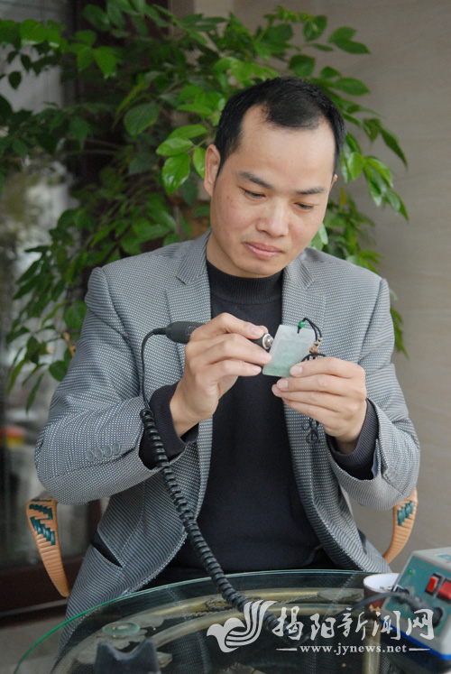市工艺美术大师黄鹏辉：辉玉一方说大千