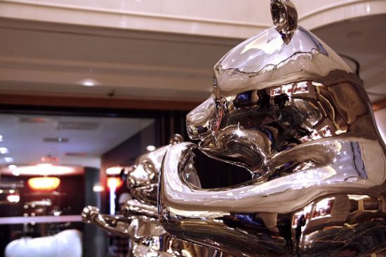 酒店精品廊的艺术品：张洹的雕塑《和和谐谐》