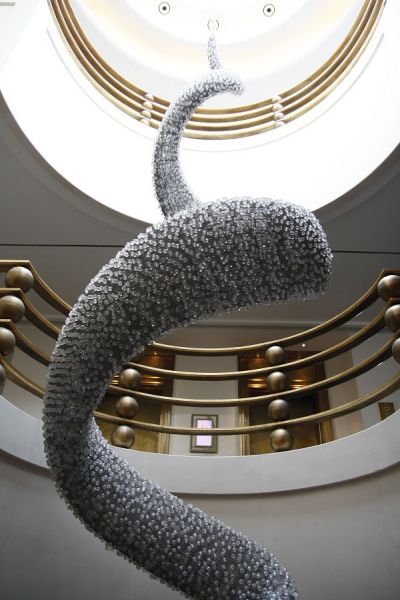 酒店走廊的艺术品：西班牙艺术家高华 傅逸宁的《曲旋》