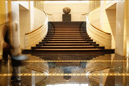 一楼楼梯口的艺术品：法国艺术家Jacques Maistre的雕塑