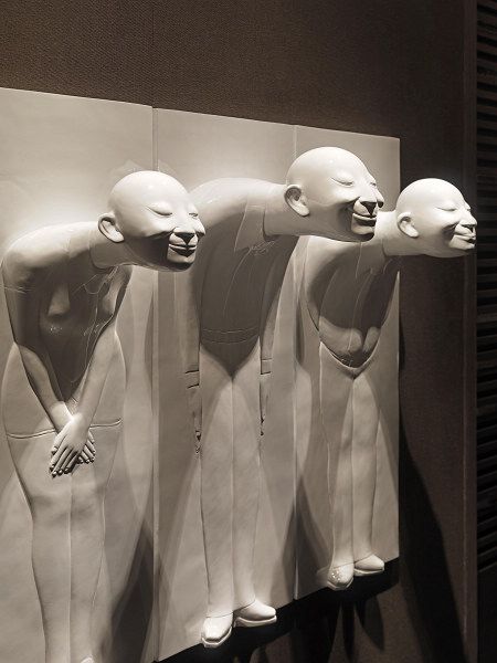 上海柏悦酒店一楼大厅的艺术品：高孝午的雕塑《标准时代》