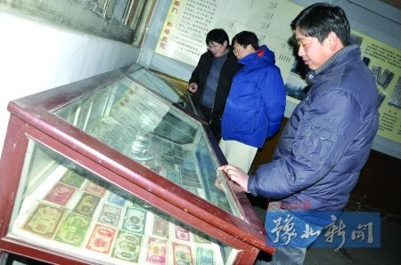 民国瓷器钱币展亮相袁林