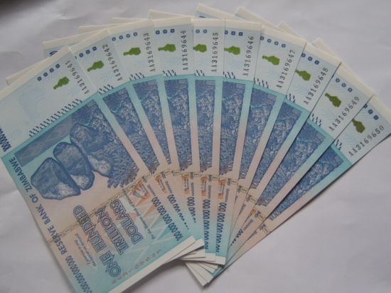 西方游客争相收藏津巴布韦100万亿面额纸币