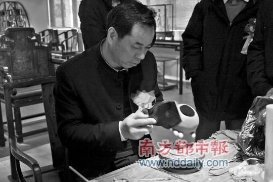冯洪君师傅大约隔三四个月就会过来艺术馆呆一段时间，现场做做壶，聊聊壶。