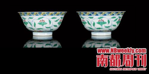 清雍正窑 仿成化斗彩缠枝花卉纹撇口碗一对，《大清雍正年制》 青花楷书款 口径：15.2厘米