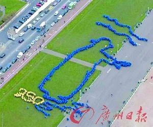汤姆?约克召集两千歌迷组建活体雕塑