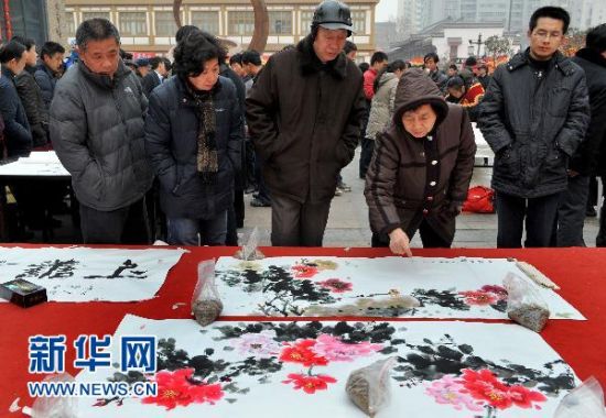 2月15日，市民在欣赏书画家的画作。新华社记者 刘潇 