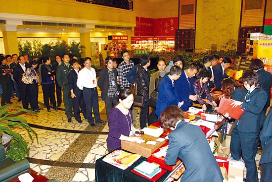 两会代表排队买人大纪念封