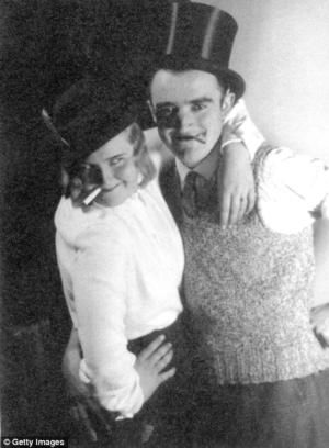 1935年，爱娃一边抽烟一边狂欢