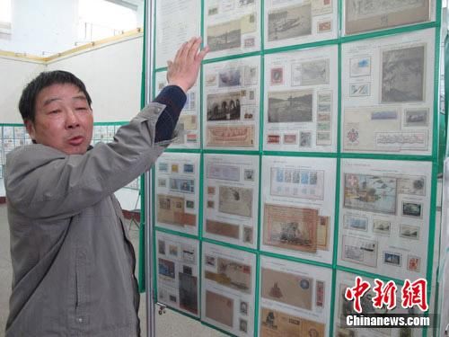 苗向光向记者介绍他的集邮作品。孙翔鸣 摄