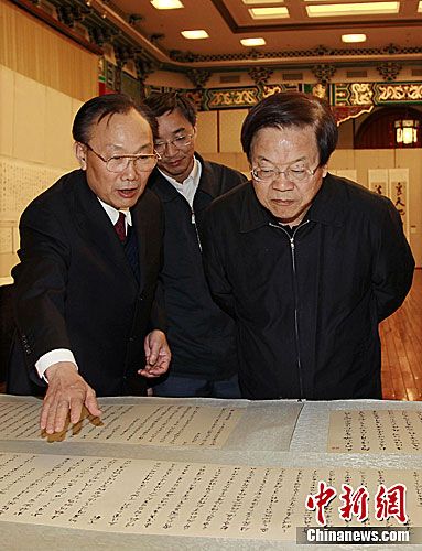 文化部部长蔡武参观展览。王保胜 摄