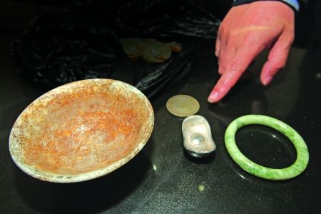 渔夫在朝天门捞起一袋古玩