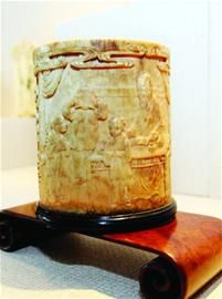 明代象牙《授课图》笔筒。 