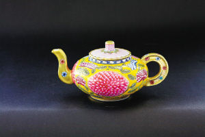 乾隆粉彩壶。到代官窑具备的极强时代特征，无论是后代还是现代都无法复制。