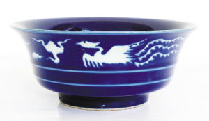 晚清仿明宣德蓝釉碗。后代仿前代的官窑，收藏价值也很高。