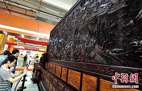 巨型《清明上河图》檀香紫檀木雕亮相莆田