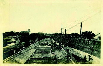 这张照片展现的是：五三惨案期间，日军强攻济南内城。在西门北侧，数十名日军蹬着城外民房屋顶蜂拥上城。照片提供者冯忠宝先生是上海一名收藏家。 