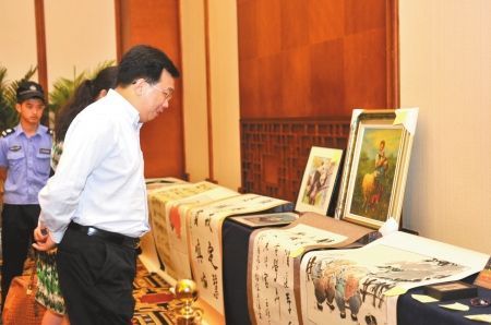 刘朴新画受追捧 粉丝现场较劲