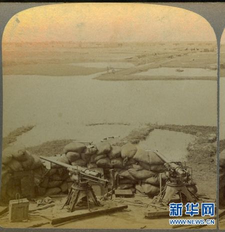 这张照片记录了八国联军中的英军在轰击天津城。 新华社发 