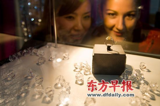 奢侈品关税将再降 国人引颈等抢购
