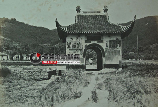 上个世纪二十年代的岳麓山前门，现在的此处旁边已经安装了索道。图/潇湘晨报滚动新闻记者 谭旭燕