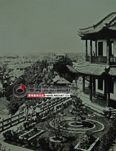 文夕大火前的天心阁，图片里面的行人穿着长褂，女青年留着齐肩的短发。图/潇湘晨报滚动新闻记者 谭旭燕