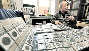 天津市八旬翁30余年收藏两千枚外国硬币