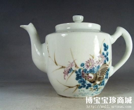 大吉(鸡)釉下彩小执壶 （图片来源：博宝宝珍商城）