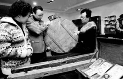 海南黄花梨原料的稀缺曾在爱家红木大观楼掀起“拿黄金换木头”活动