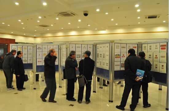 新中国邮票辨伪展吸引上千人参观