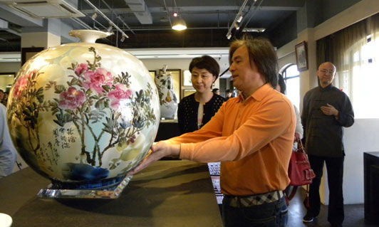 结晶门彩：玫瑰开时满园香 瓷瓶  48*51CM