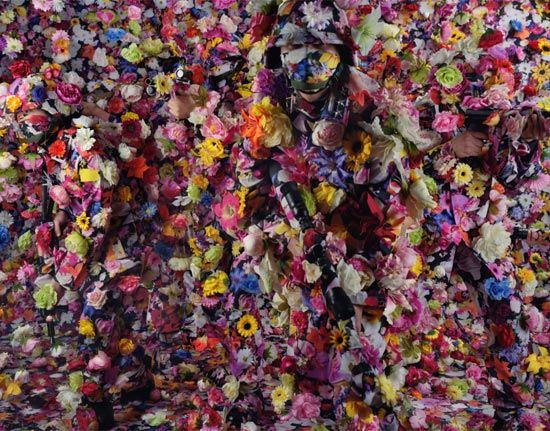 李庸白(Lee Yongbaek)，天使战士，Angel Solider， 180x225cm， digital phot and video， 2011