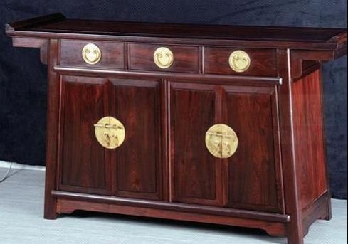 拍品之一 老挝红酸枝三联橱