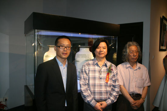 左起荣会艺术总裁宋宁颉、国家一级美术师王梦湖与景德镇山水瓷画杨曙华