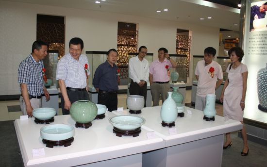 观众参观展览，欣赏展品