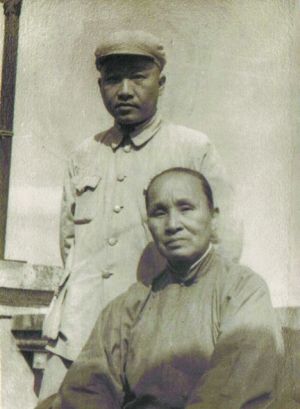钟敬之与母亲阔别12年后在上海会面，摄于1949年6月。