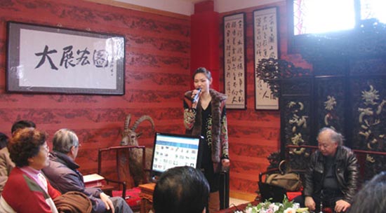 爱家国际收藏品交流市场总经理王艳女士对杨老师的到来表示欢迎