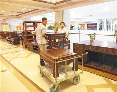 业内人士认为，目前红木家具的价格已经触底。 　　新京报记者 王远征 摄