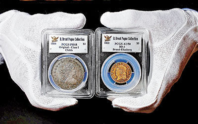 资料图：“美国钱币之王”（左）和稀有的1822年5美元金币。