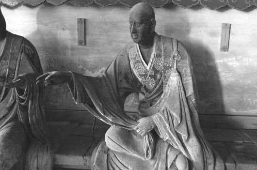 灵岩寺发现的丝制内脏的泥塑罗汉像。　本报记者　乔显佳　摄